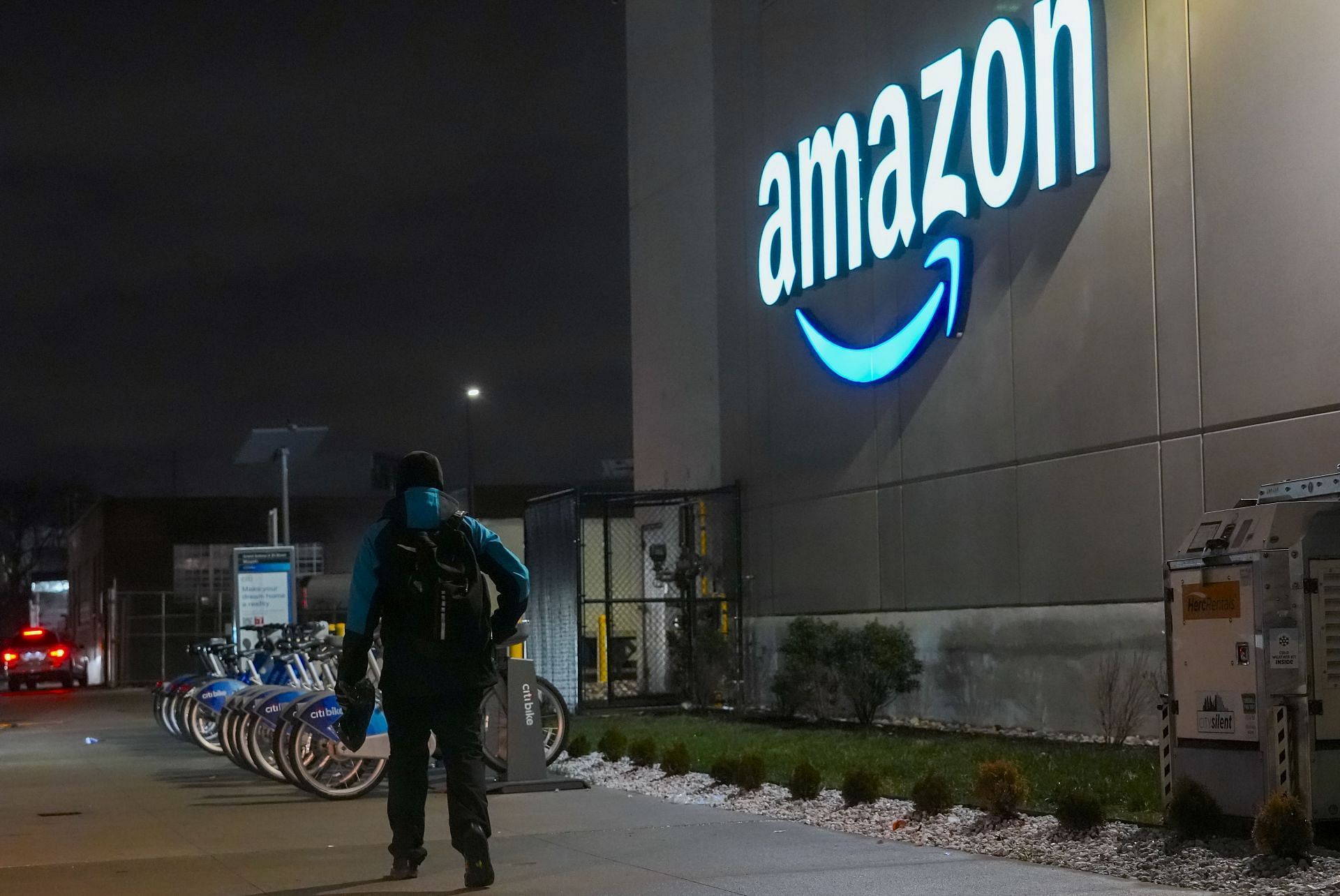 Amazon workers strike at multiple facilities in the US - Source: Getty