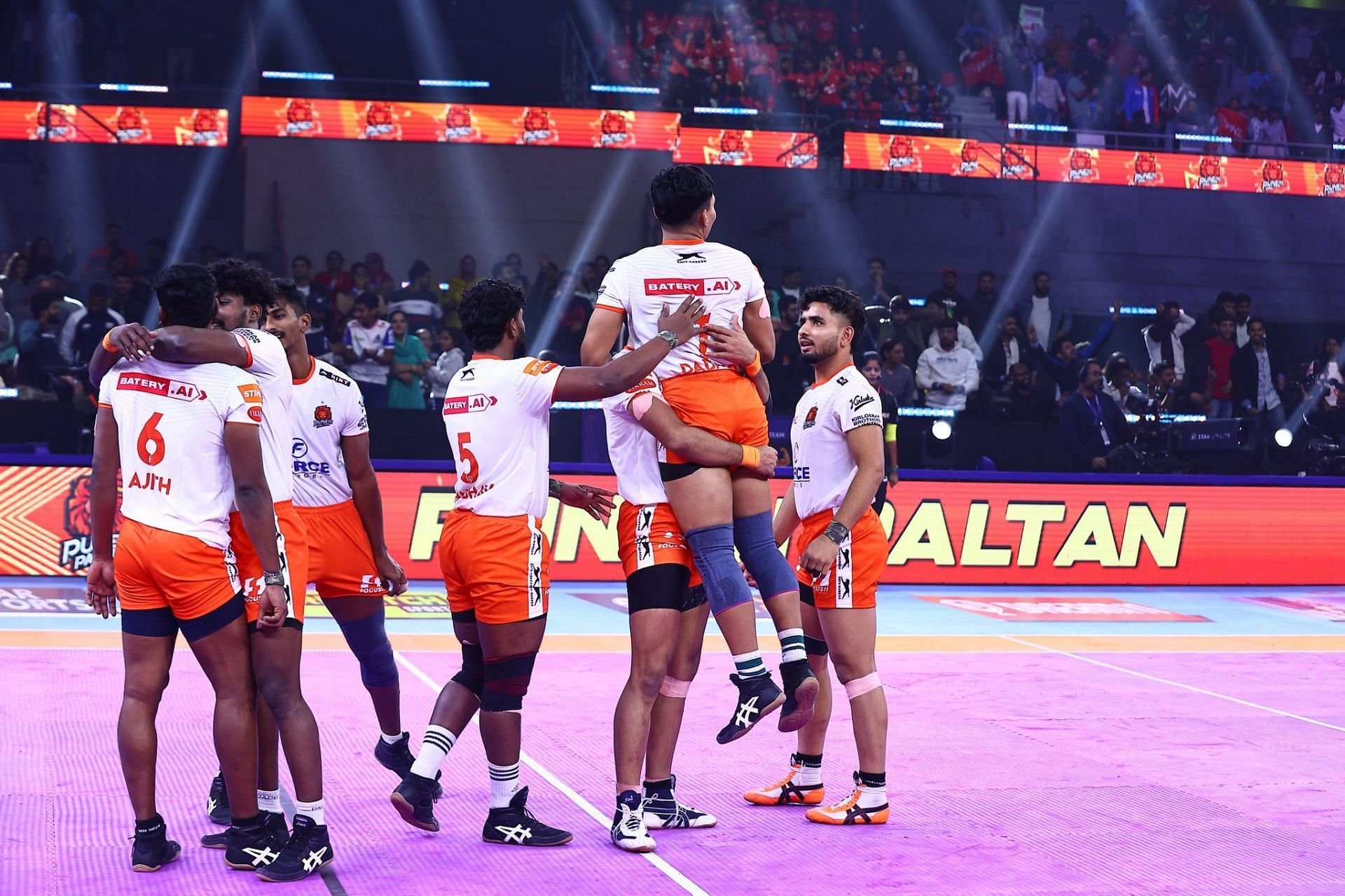 पुनेरी पलटन की टीम (Photo Credit - @PuneriPaltan)