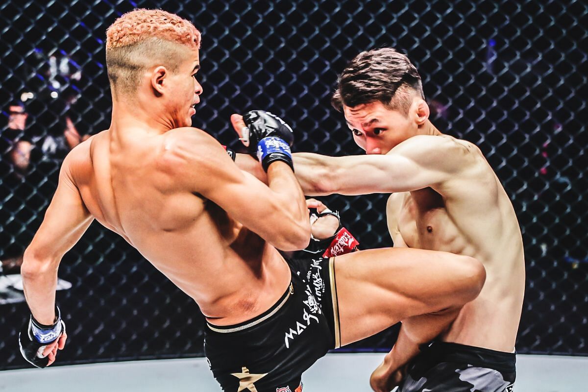 Kwon Won Il (right) fighting Fabricio Andrade (left) in June 2022. [Photo via: ONE Championship]