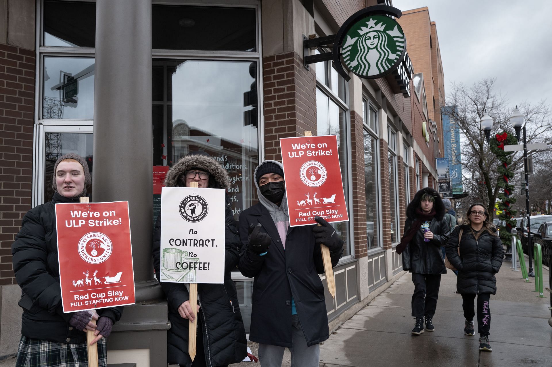 Starbucks workers on strike (Image Source: Getty)