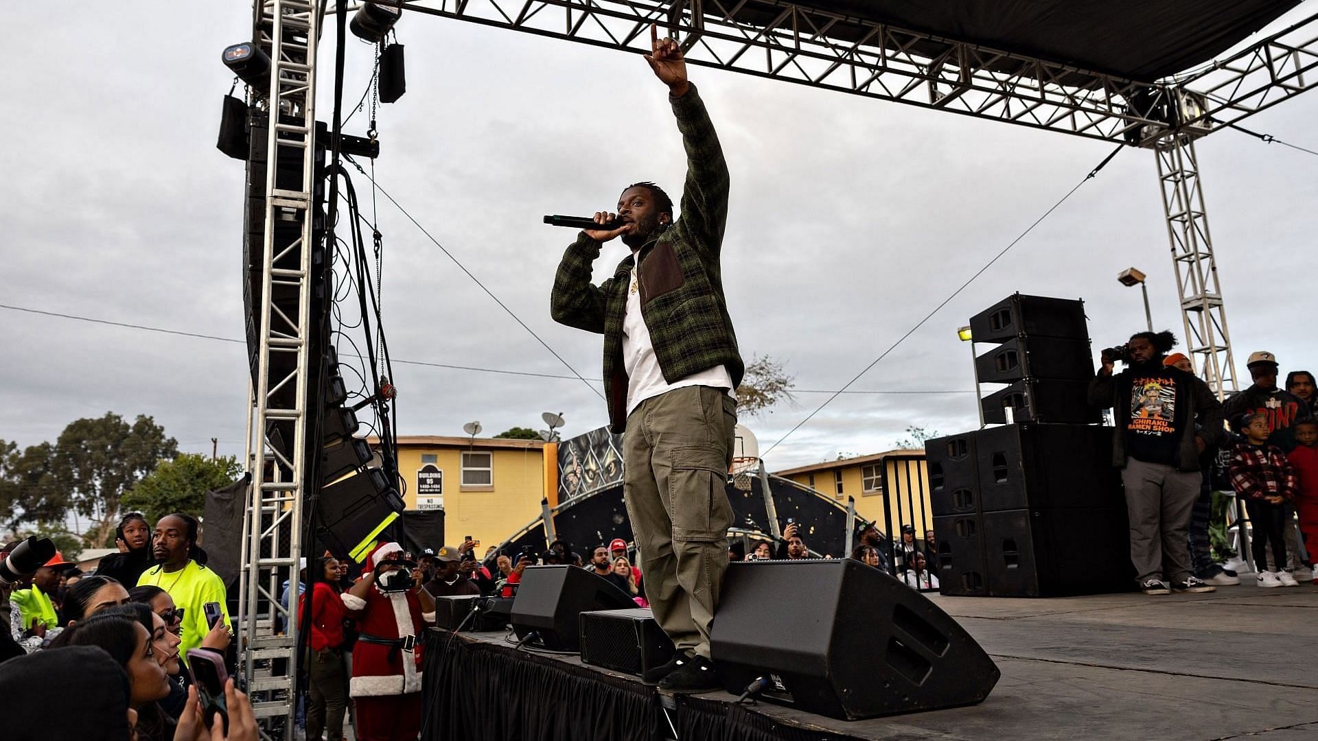 Isaiah Rashad performs at Top Dawg Entertainment&#039;s 10th annual toy drive concert held at the Nickerson Gardens housing projects on December 19, 2023, in Los Angeles (Image via Getty/Jason Armond)