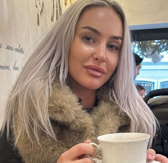 Charley Hull gets in her Christmas spirit as she takes out her brown fuzzy sweater for a hot chocolate outing