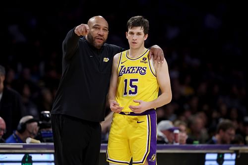 Darvin Ham giving instructions to Austin Reaves during his time as the LA Lakers coach. (Credits: Getty)