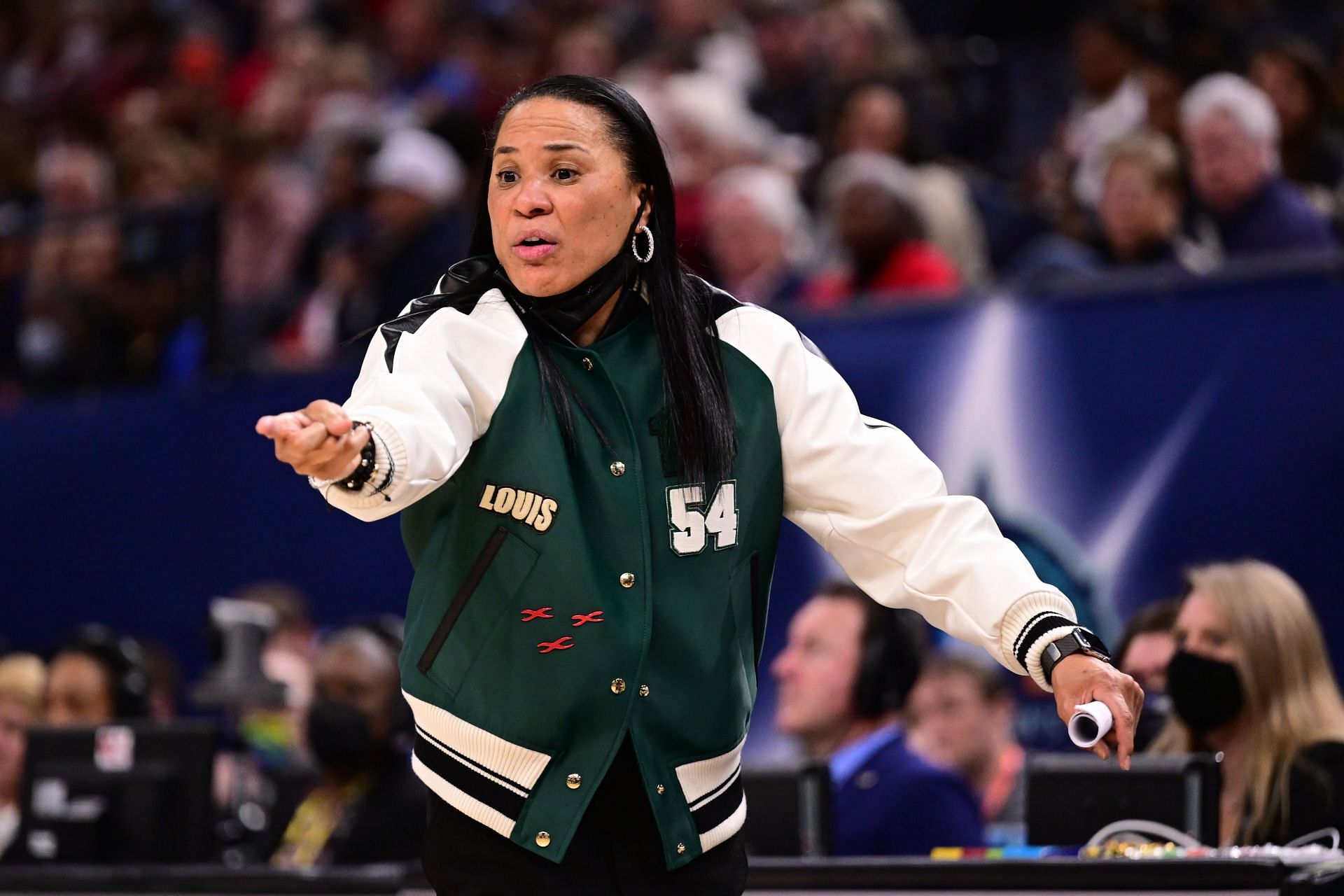 South Carolina Gamecocks coach Dawn Staley gives instructions to her players. (Credits: Getty)