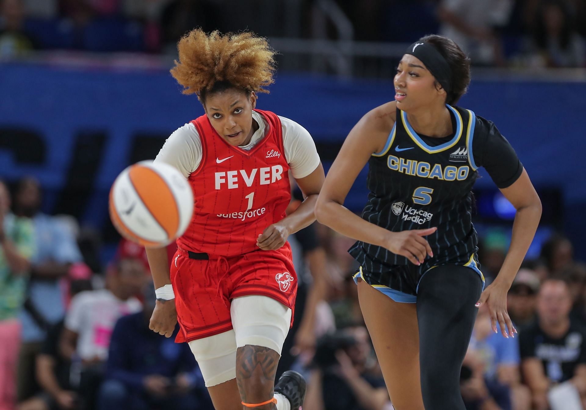 Angel Reese #5 of the Chicago Sky and NaLyssa Smith #1 of the Indiana Fever race after a loose ball. (Credits: Getty)