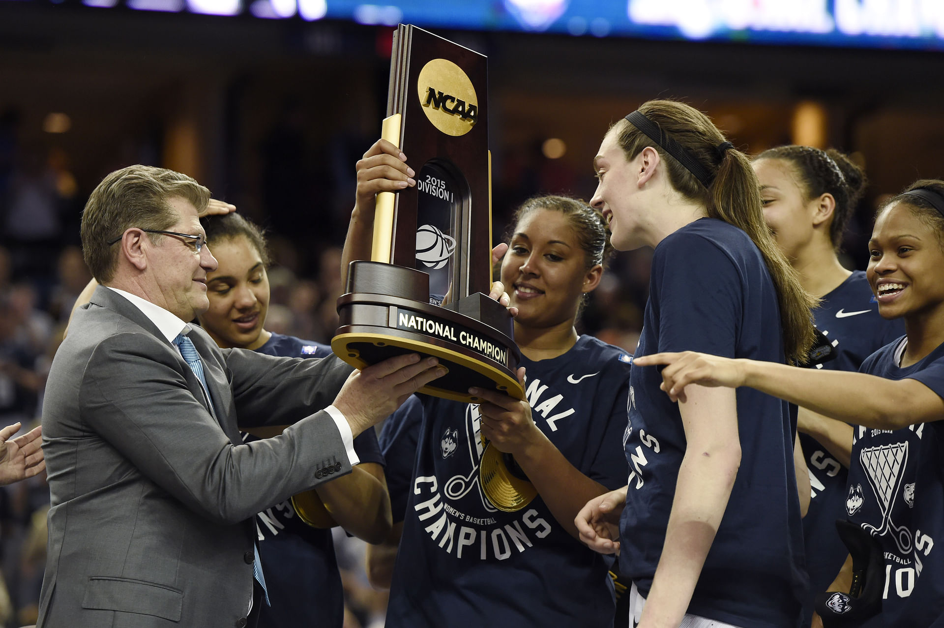 Coach Geno Auriemma and the UConn Huskies celebrate after they defeated Notre Dame to win the 2015 NCAA Women's Division I Championship game at Amalie Arena. Photo: Imagn