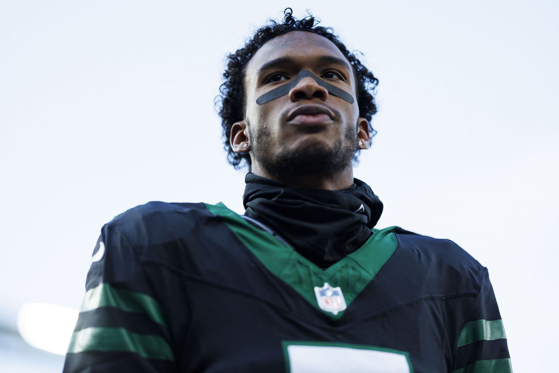 Wide receiver Garrett Wilson of the New York Jets stands on the field - Source: Getty