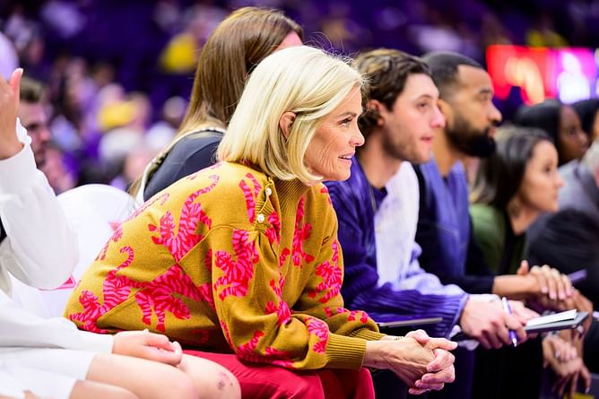 Kim Mulkey admits being “frugal” with her money while talking from a casino: “I’ll sit and watch people gamble”