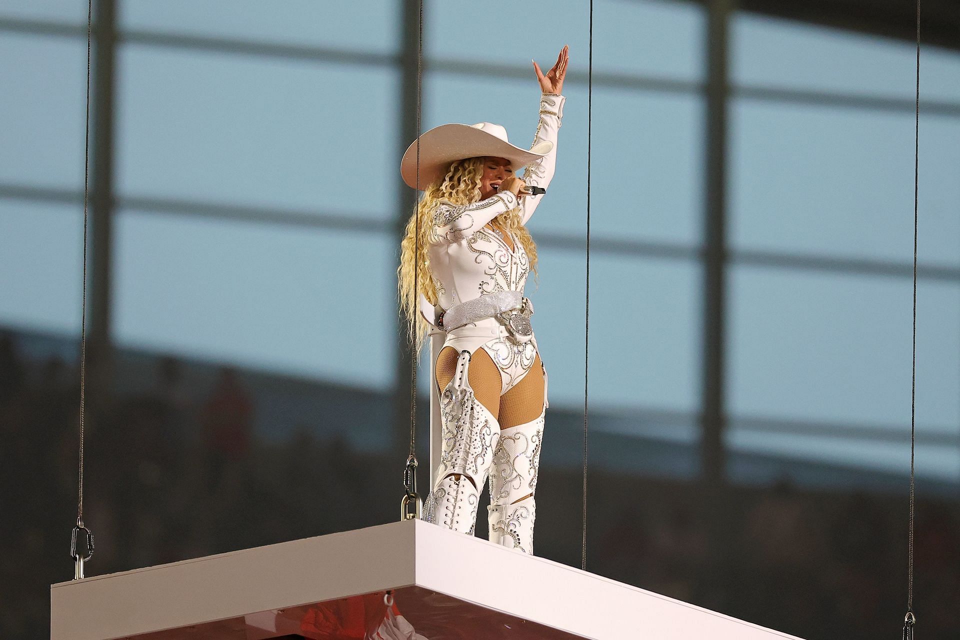 Beyonc&eacute; in white (Image via Getty)