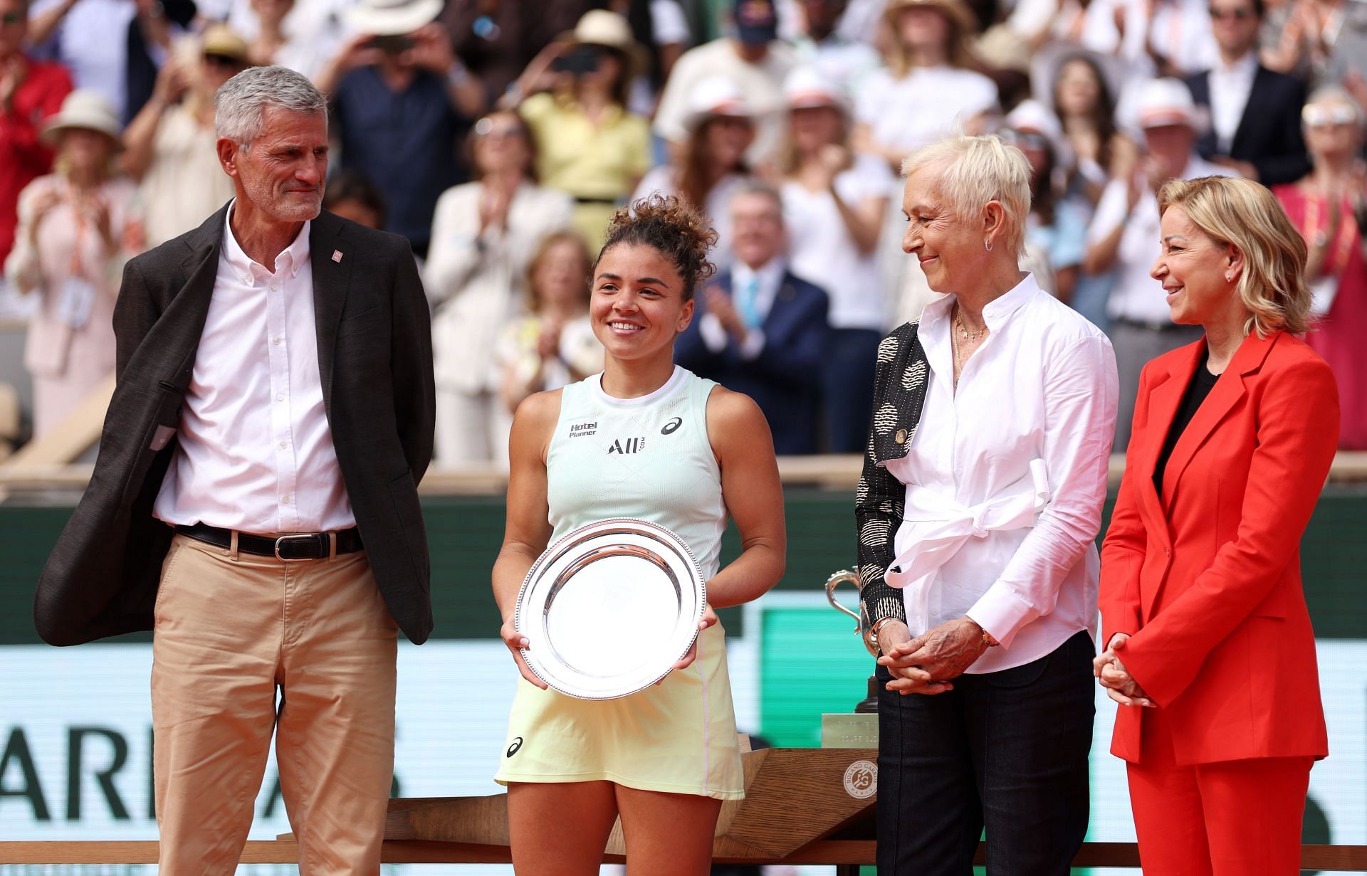 Jasmine Paolini with the 2024 French Open runner-up trophy. (Source: Getty)