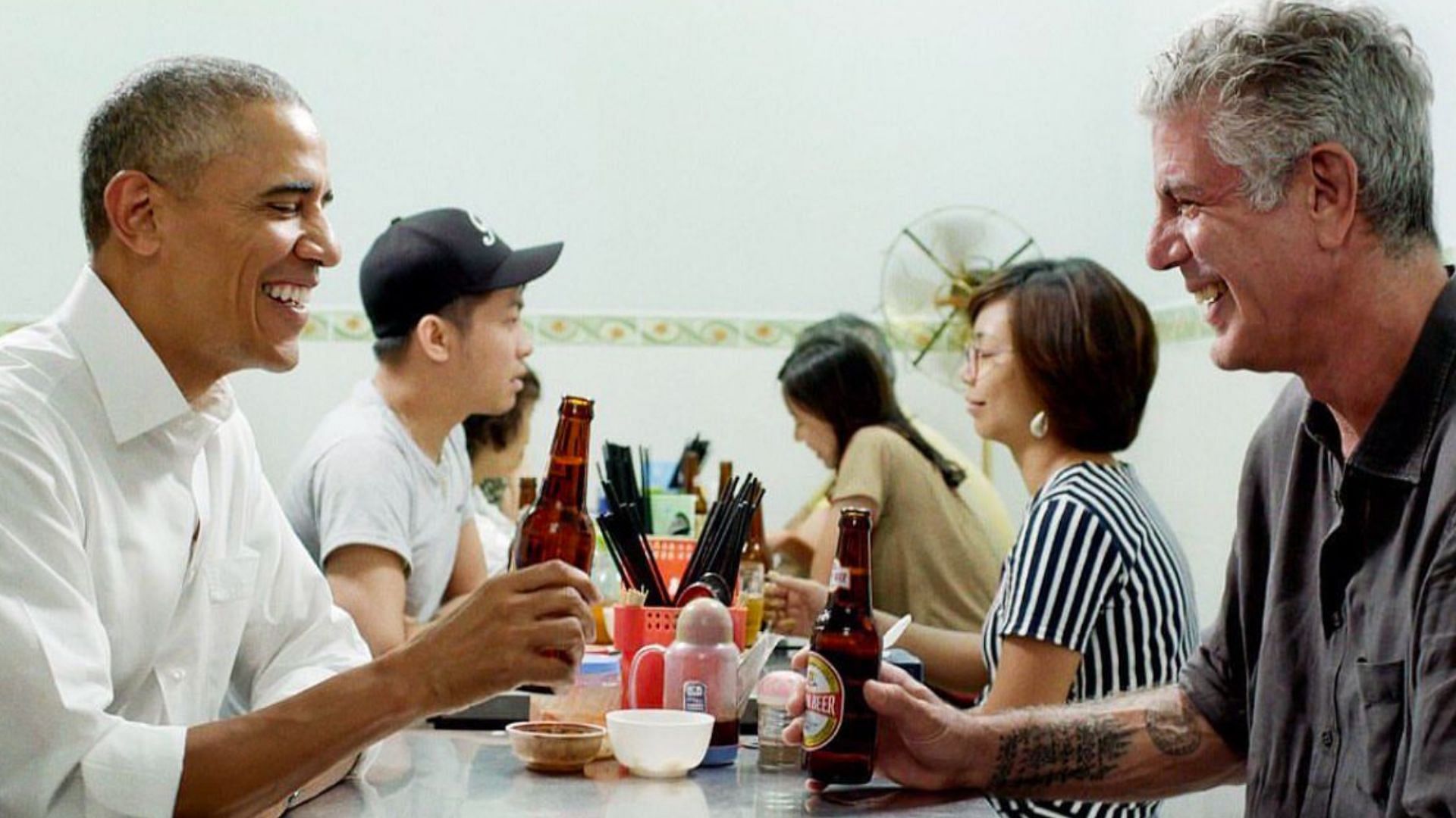 Barack Obama and the late Anthony Bourdain sharing a meal in Hanoi (Image via Instagram/@friendsofanthonybourdain)