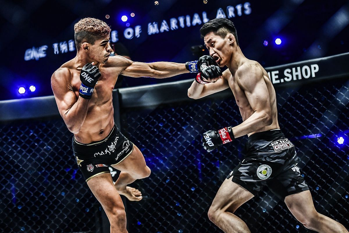 Fabricio Andrade (left) fighting Kwon Won Il (right) [Photo via: ONE Championship]