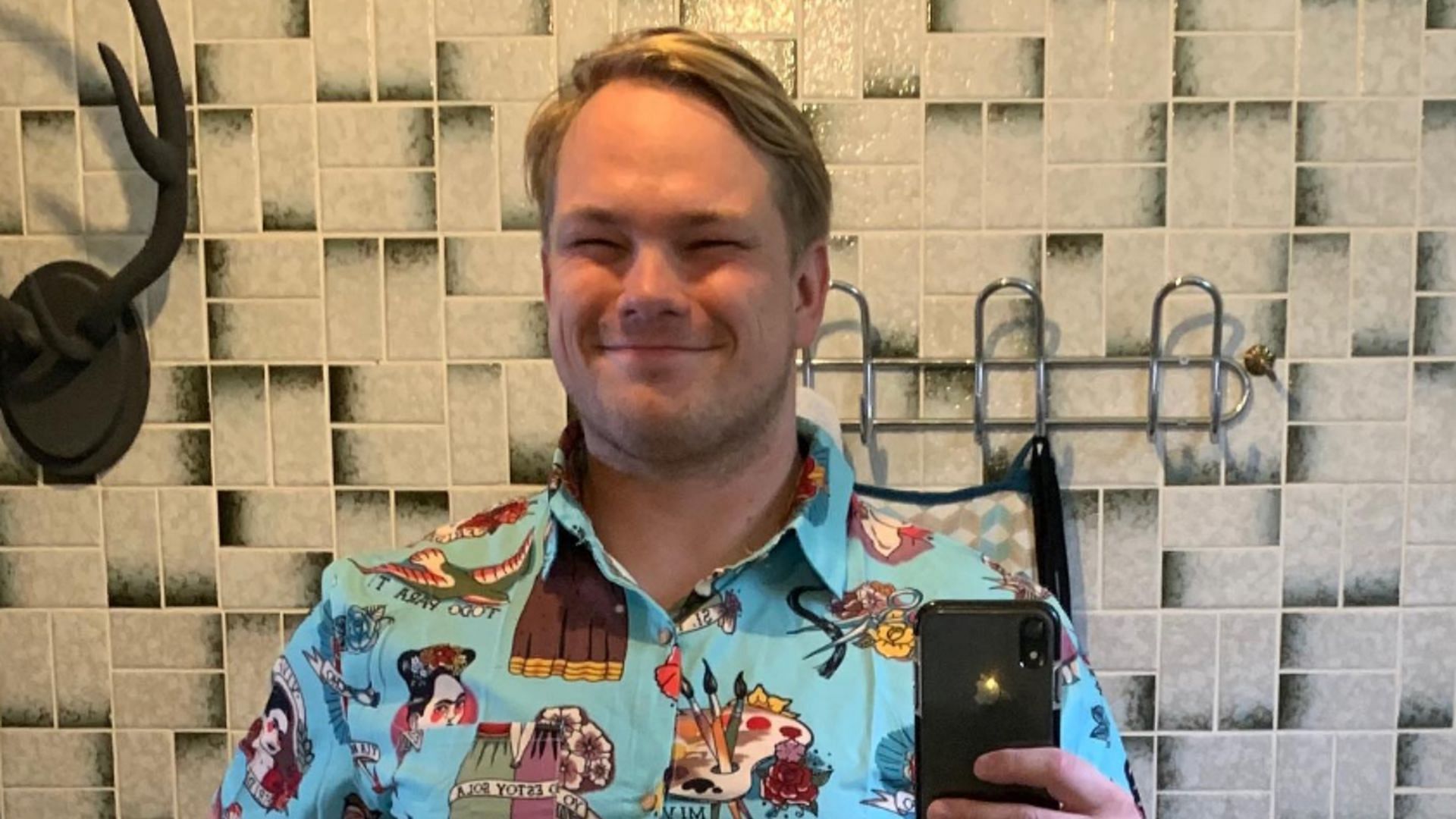 A mirror selfie of actor Benedikt Gr&ouml;ndal (Image via @ bennigrondal/Instagram)