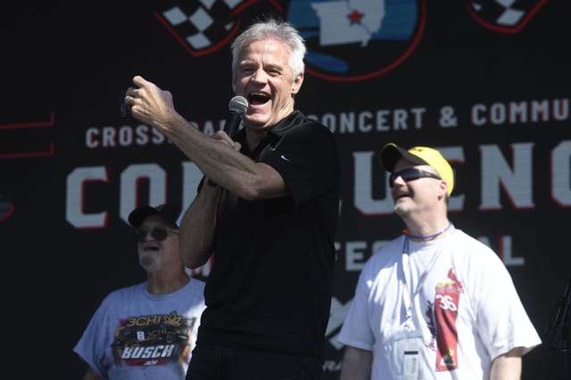 Kenny Wallace se ríe durante el gruñido de Kenny Wallace Vive antes de la Serie de la Copa NASCAR Disfrute de Illinois 300 - Fuente: Getty Images