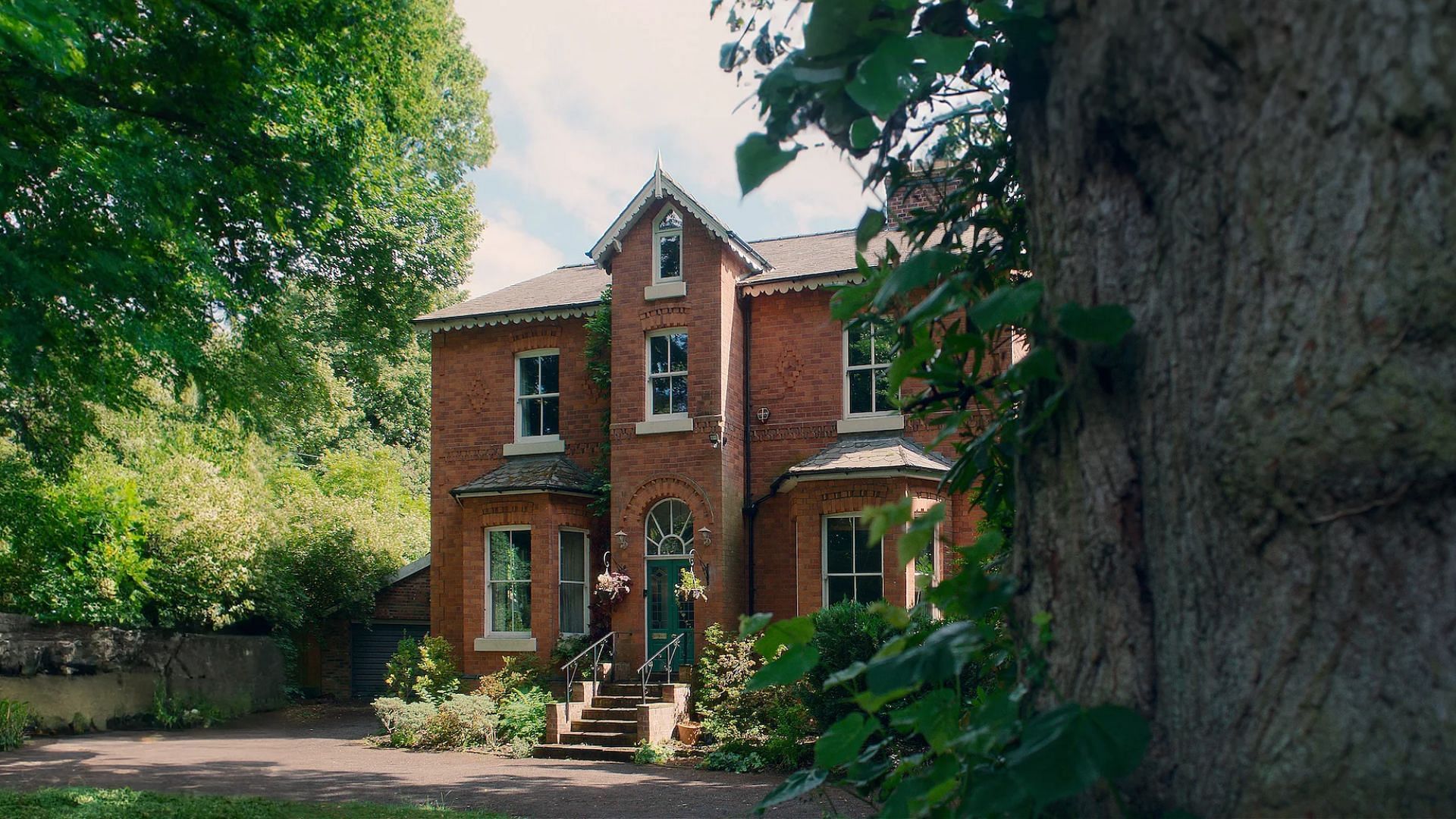 The home where Joe supposedly resurrects from the dead (Image via Netflix)