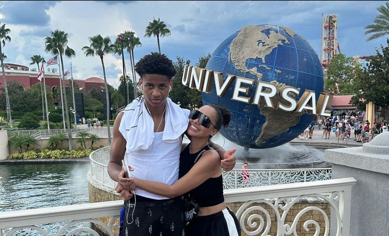 Kiyan Anthony and mom La La Anthony hang out at Universal Studios