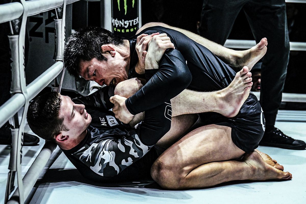 Cole Abate fighting Shinya Aoki | Image credit: ONE Championship