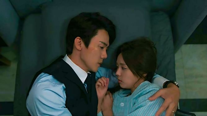 "A man of the year"- Fans swoon over the Yoo Yeon-seok and Chae Soo-bin's hospital moments in When the Phone Rings episode 7