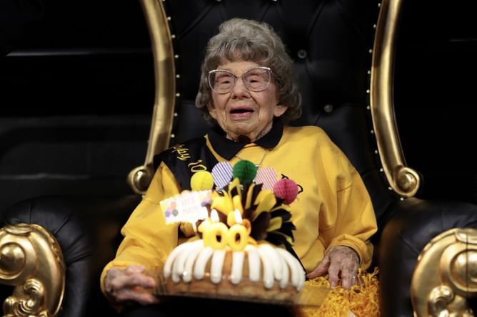 "Ask Miss Peggy can she do a split": Colorado fans react to Shilo Sanders's hilarious moment with 100 Y/O superfan
