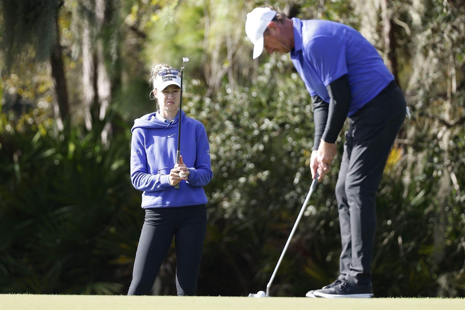 Nelly Korda and her father, Petr (Image via Getty).