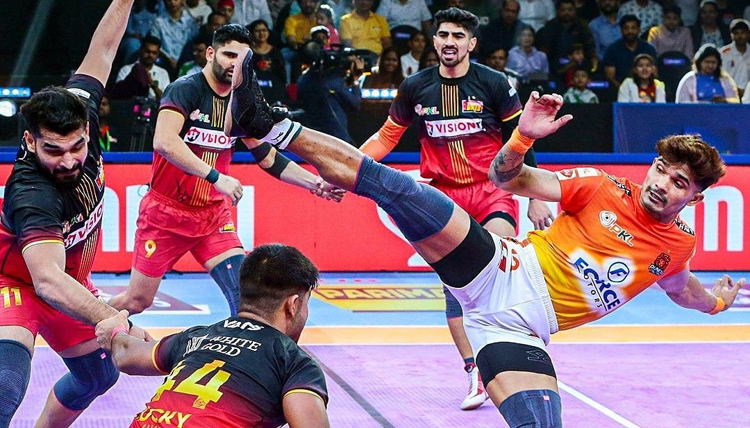 बेंगलुरु बुल्स को मिली करारी हार (@ProKabaddi)