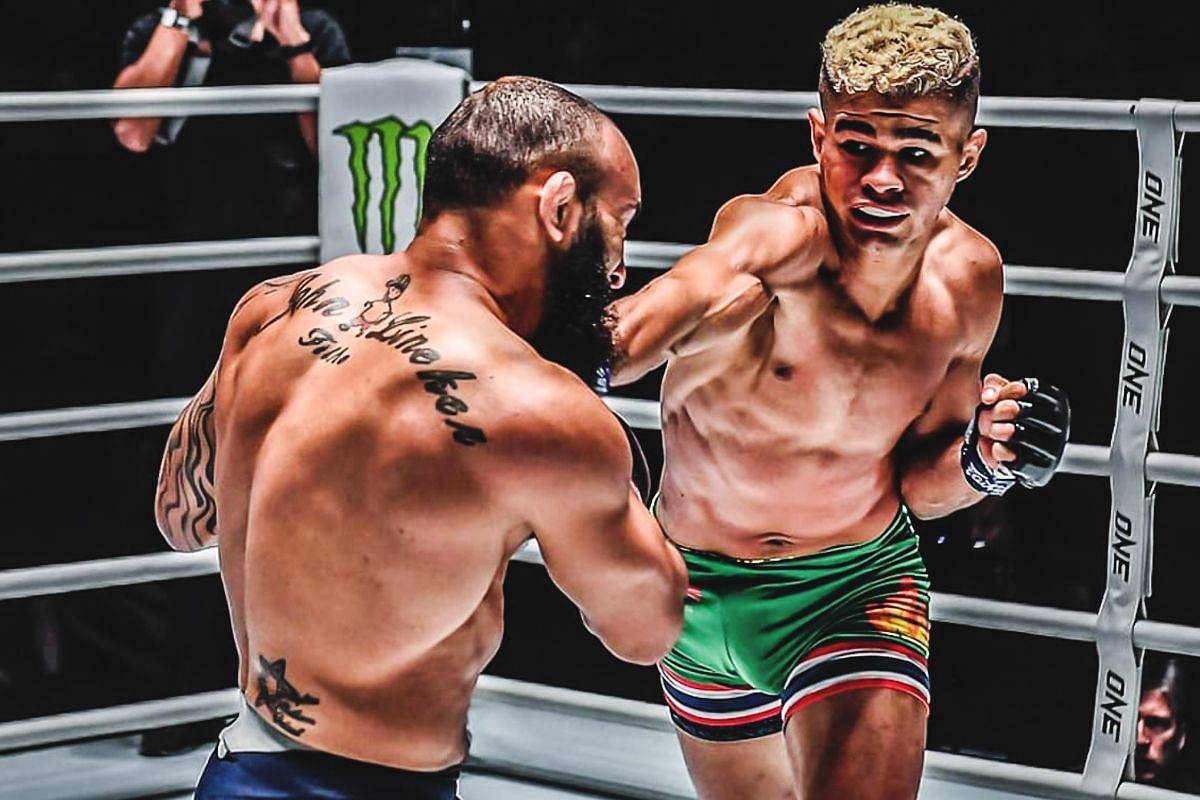 Fabricio Andrade (R) punches John Lineker | Image by ONE Championship