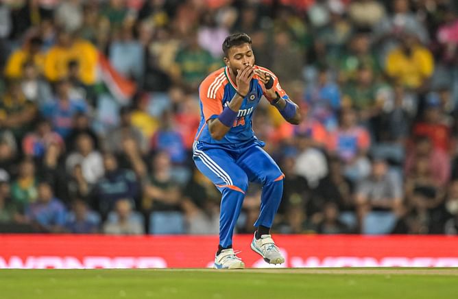 [Watch] Enthusiastic fans run onto the field to hug Hardik Pandya during Mumbai vs Baroda SMAT 2024 semifinal