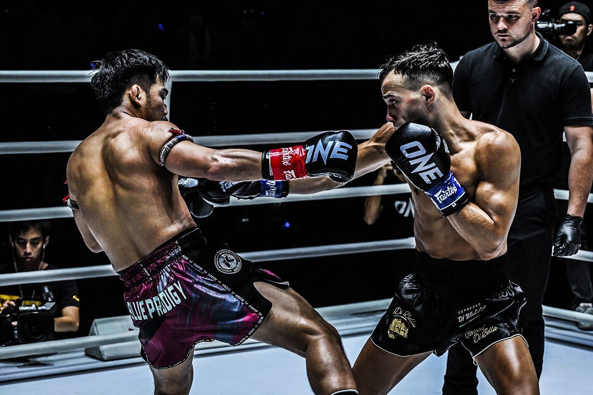 Jonathan Di Bella (right) fighting Prajanchai (left). [Photo via: ONE Championship]