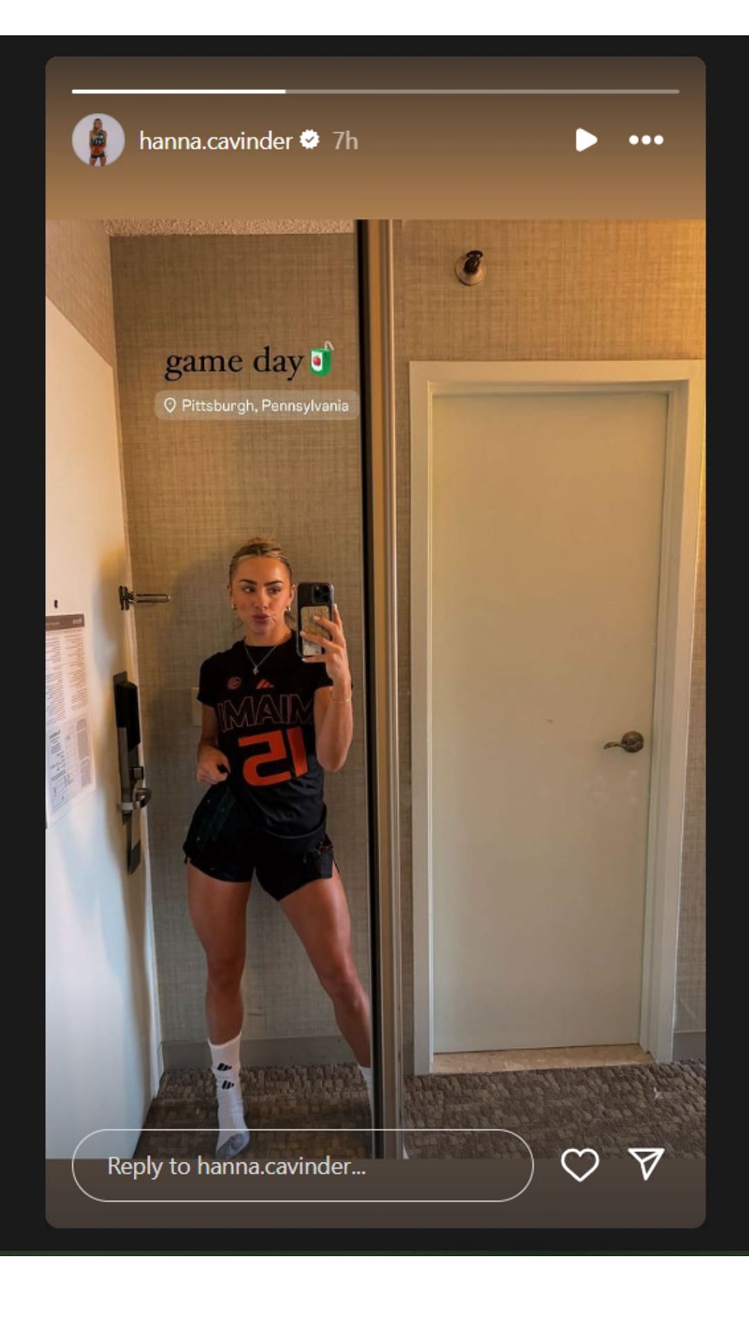 Hanna Cavinder posts IG story photo ahead of Miami vs Pittsburg game. IG image via @hanna.cavinder