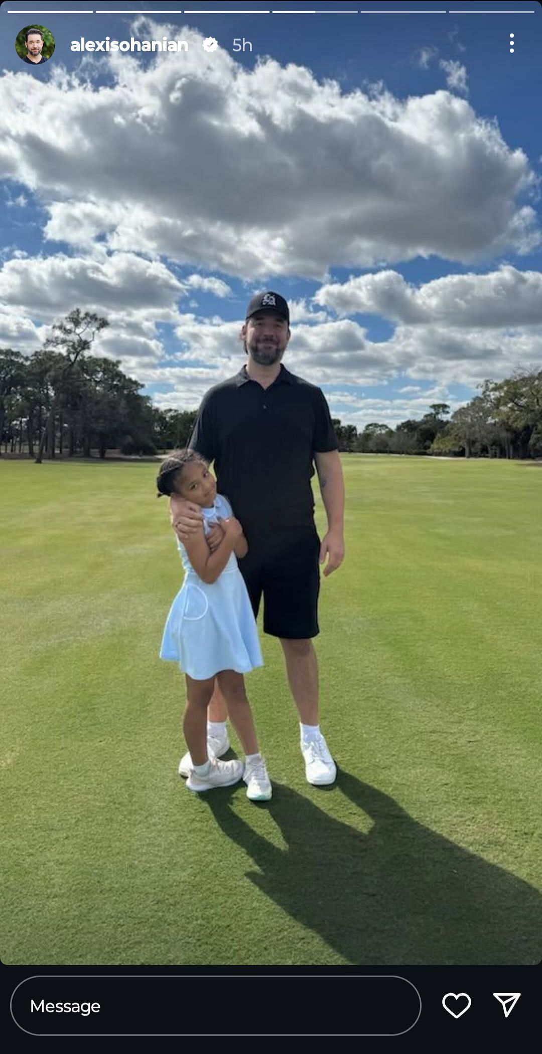 Alexis Ohanian with their daughter Olympia on a golf course (Source: Instagram, https://www.instagram.com/stories/alexisohanian/3518801823769492604/)