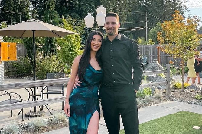 Blake Snell's partner Haeley Ryane turns up the glamor in green co-ed set while cradling son Kaedyn in sweet festive snap