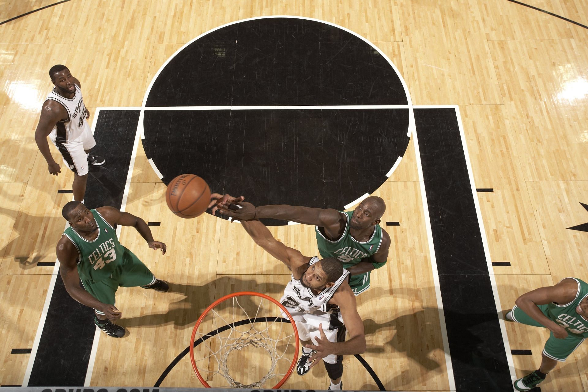 Tim Duncan and Kevin Garnett - Source: Getty