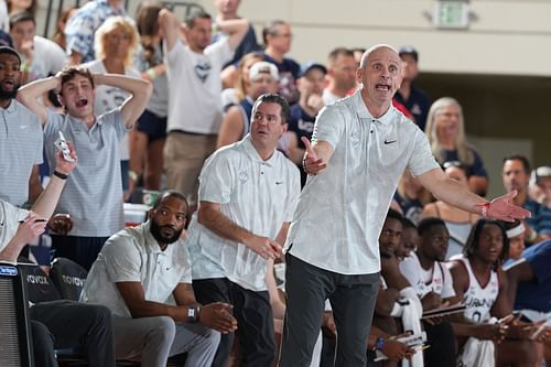 UConn Huskies coach Dan Hurley coaches on the sidelines against the Memphis Tigers in the first round of the Maui Invitational at the Lahaina Civic Center (Image Source: Getty)