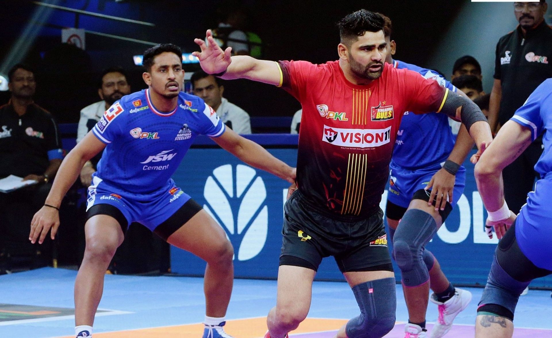 परदीप नरवाल रेड के दौरान (Photo Credit - @BengaluruBulls)