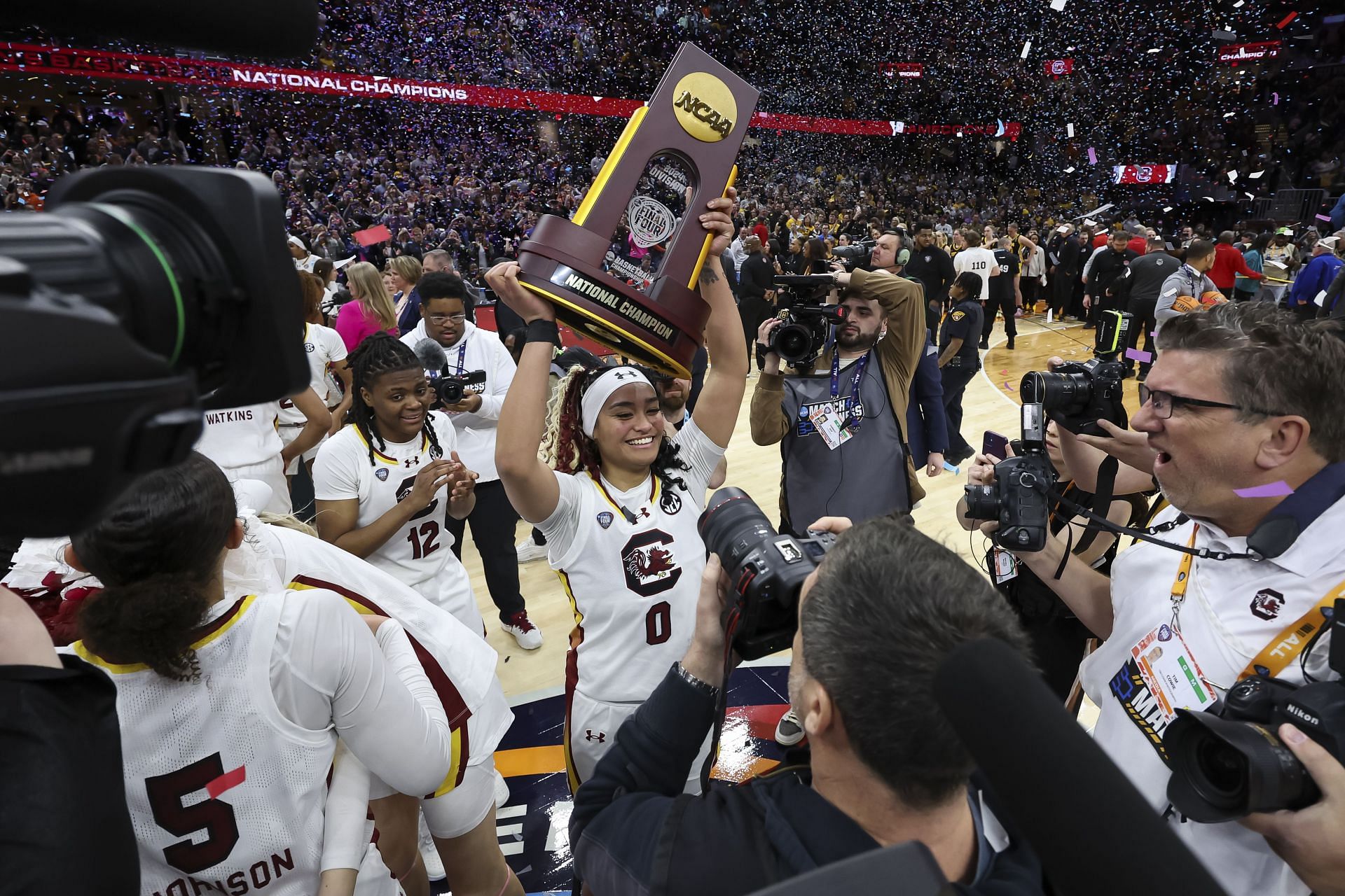 Te-Hina Paopao (#0) of the South Carolina Gamecocks hoists the national championship trophy after defeating the Iowa Hawkeyes in the 2024 NCAA title game on April 7 in Cleveland, Ohio. Photo: Getty