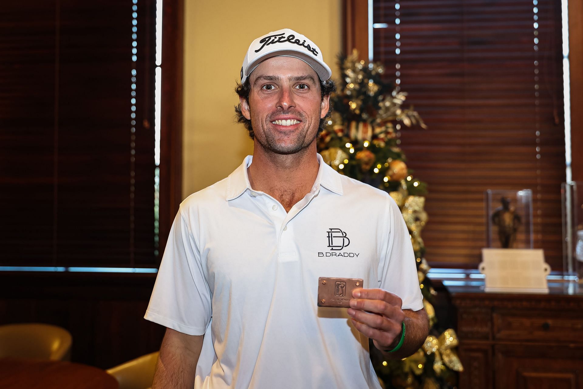 Will Chandler poses with the card after getting the PGA TOUR membership (Image Source: Getty)