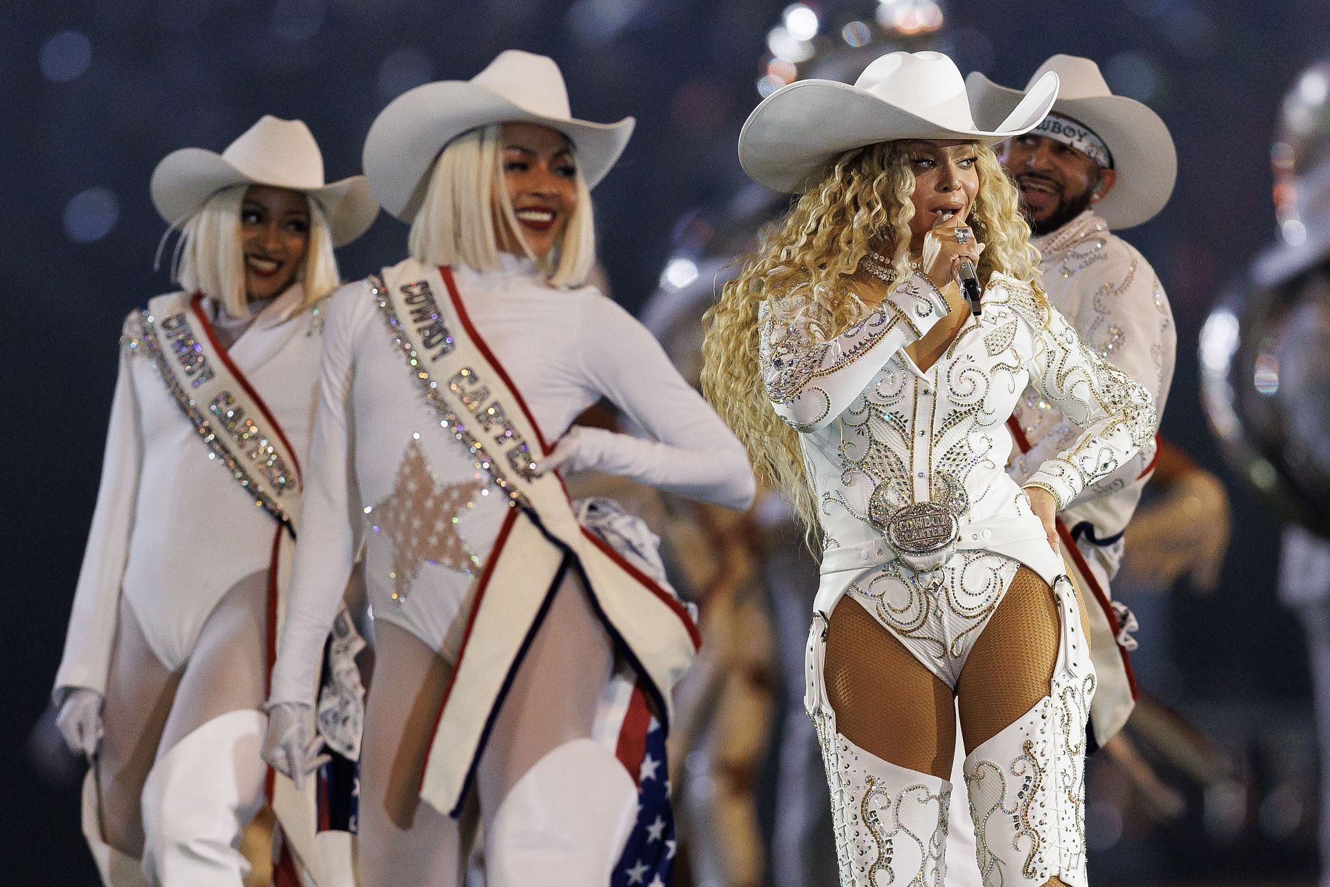 The pop star at the Baltimore Ravens v Houston Texans NFL game (Image via Getty)