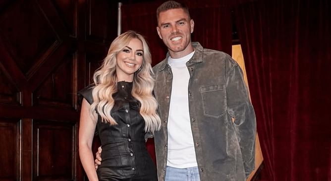 Freddie Freeman's wife Chelsea turns up the glamor in cozy December co-ord set in stylish mirror selfie