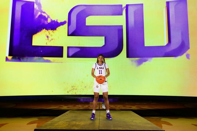 LSU commit ZaKiyah Johnson debuts new hair style and stylish tiger-themed outfit for Christmas