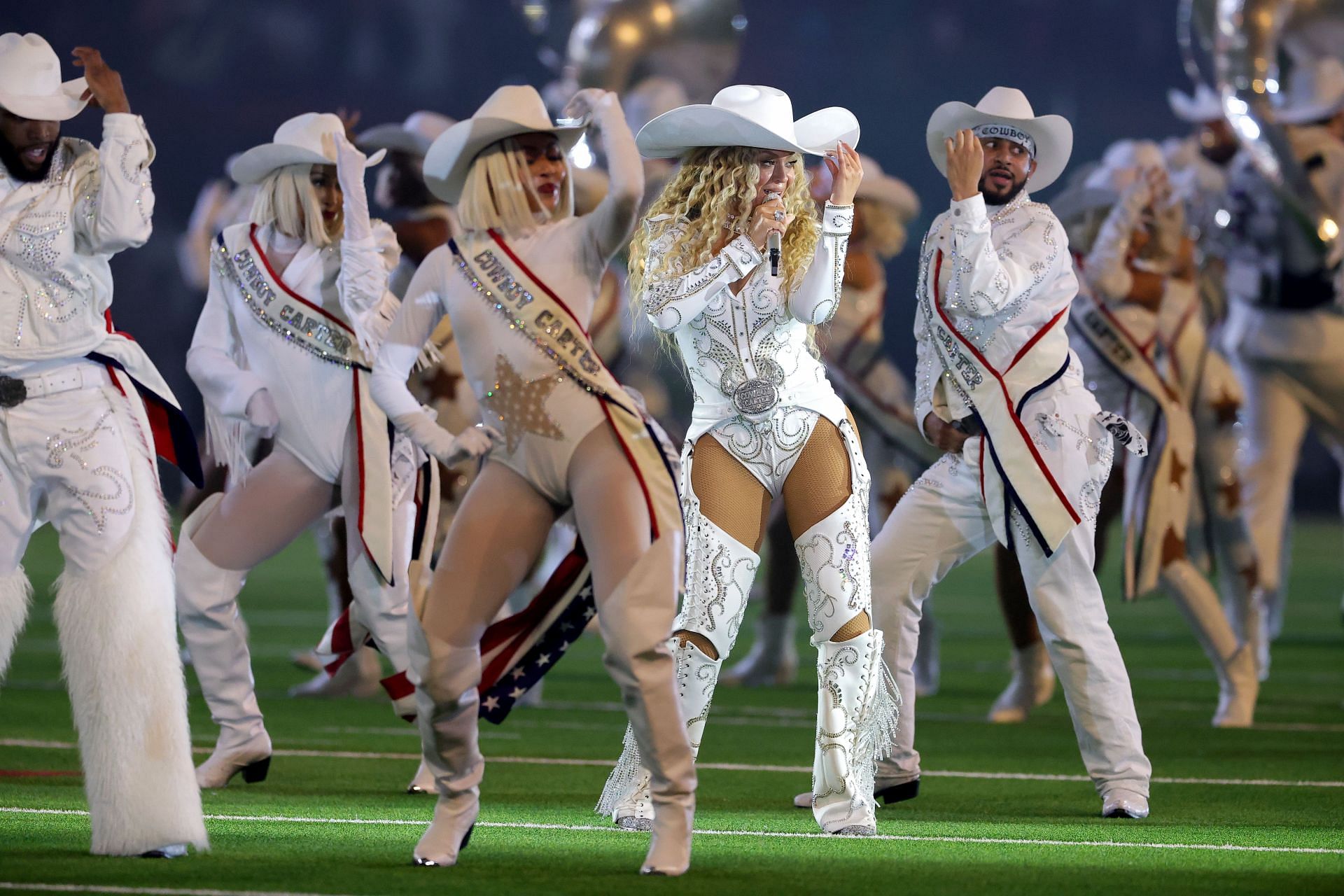 Beyonce performing at the Baltimore Ravens v Houston Texans halftime (Source: Getty)