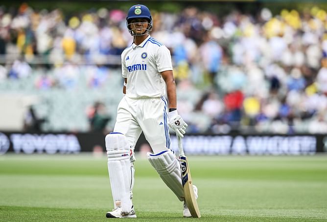IND vs AUS: मिचेल स्टार्क से पंगा लेना यशस्वी जायसवाल को पड़ा भारी, गोल्डन डक पर बने पेसर का शिकार