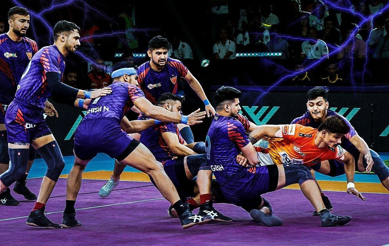 दबंग दिल्ली vs पुनेरी पलटन (Photo Credit - @ProKabaddi)