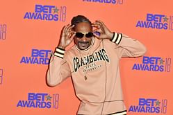 "How much is that in dollars?"— Netizens react to Snoop Dogg gifting Jelly Roll's son 50K V-Bucks after signing his cast