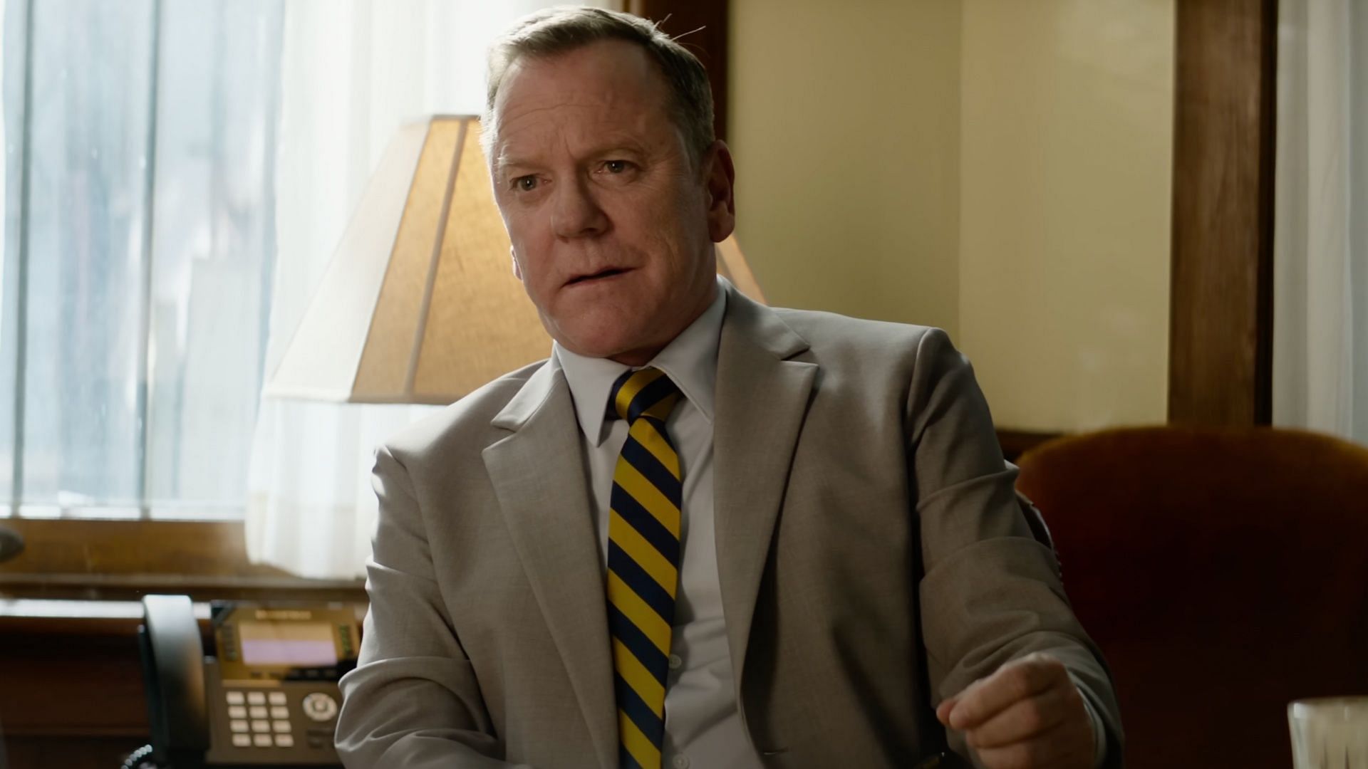 Kiefer Sutherland plays Kemp's Alcoholics Anonymous sponsor, Larry Lasker (Image via @Warner Bros. Pictures/YouTube)