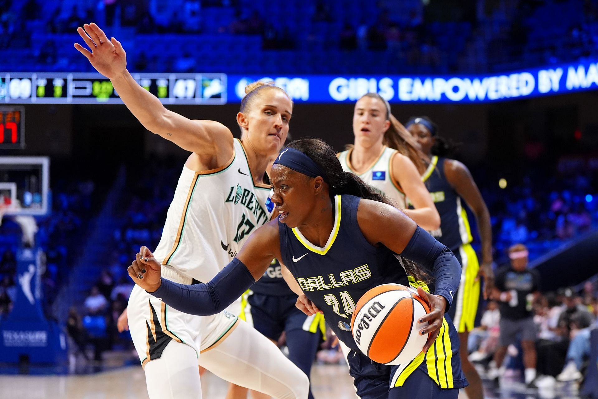 Arike Ogunbowale #24 of the Dallas Wings in action against New York Liberty (Credits: Getty)