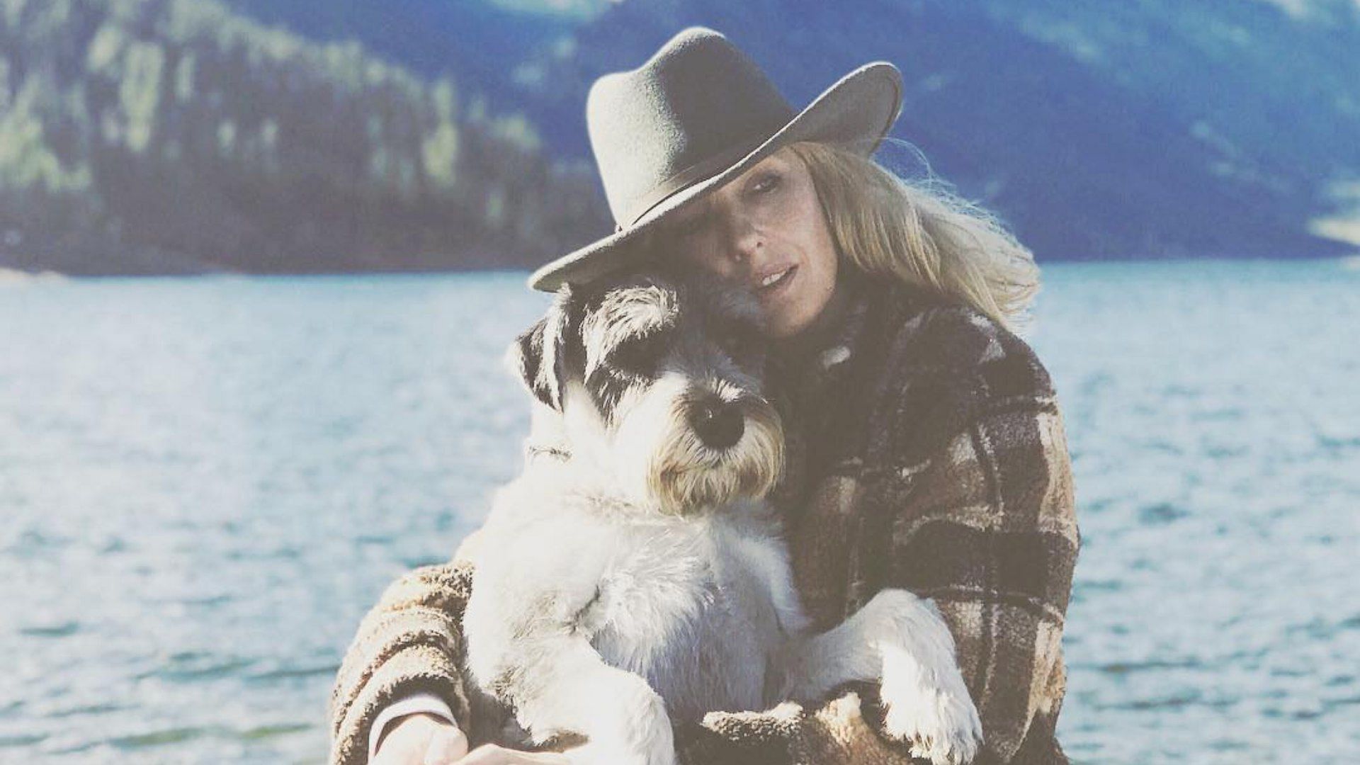 Kelly Reilly seen with her dog in an Instagram picture from 2018 (Image via Instagram/@mzkellyreilly)