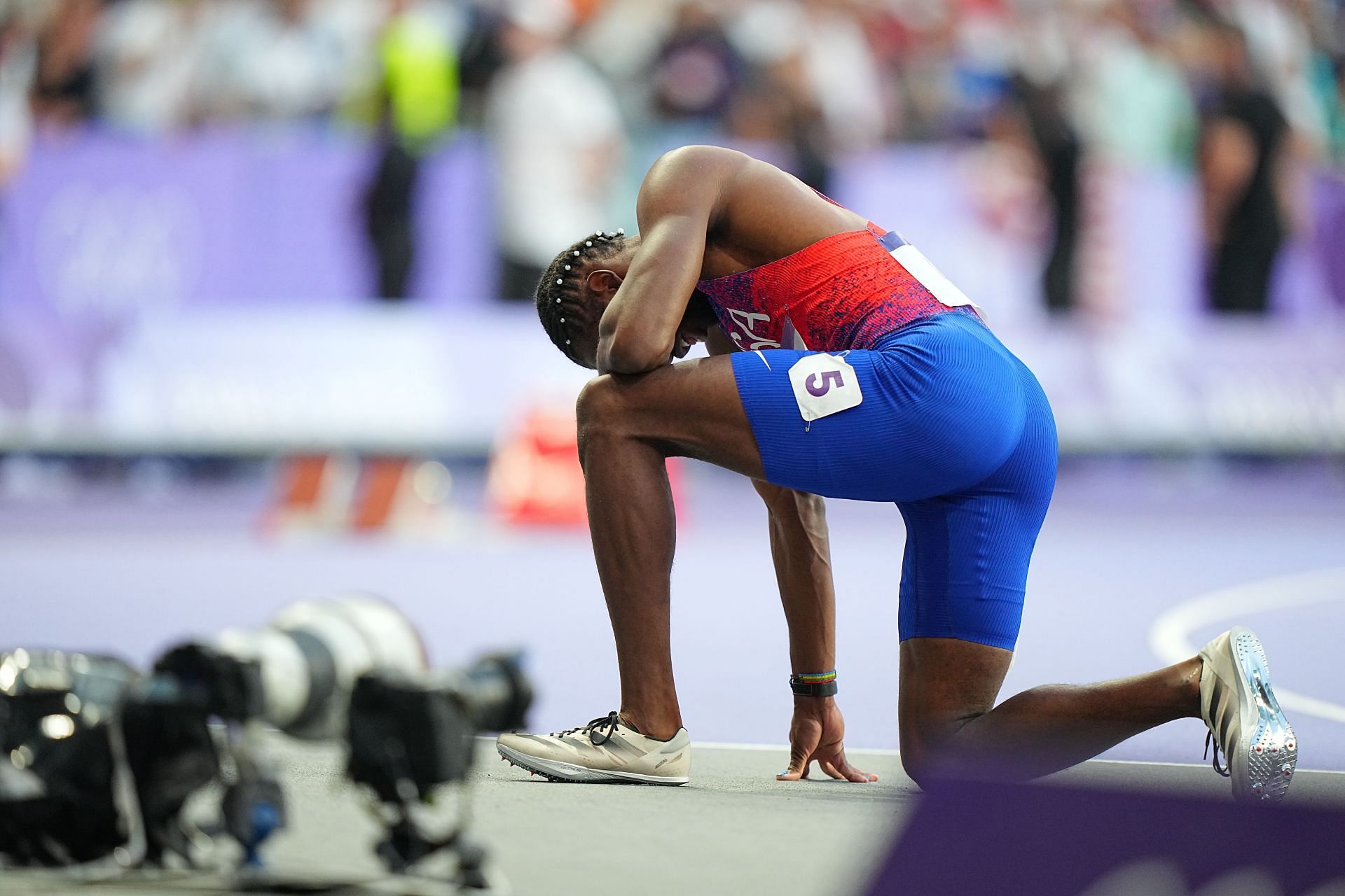 Noah Lyles struggles with his breath after the 200m finals at the 2024 Summer Olympics - Day 13 - Source: Getty