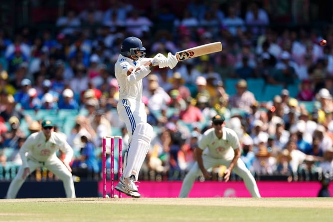 [Watch] Yashasvi Jaiswal welcomes Mitchell Starc with four boundaries in the 2nd innings of BGT 2024-25 5th Test