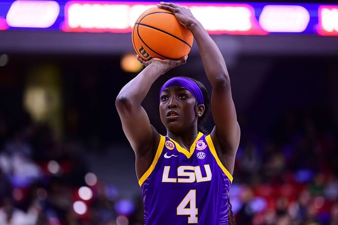 “Both teaching her how to lose to SC”: College hoops fans react to Flau’jae Johnson reportedly working out with Caitlin Clark & Paige Bueckers