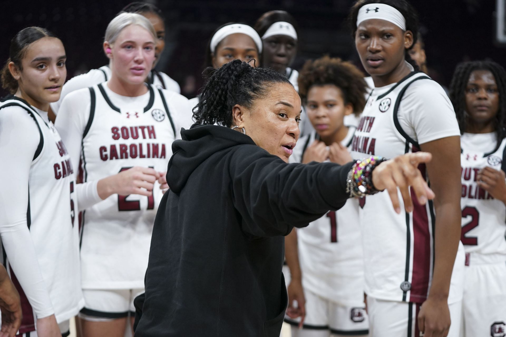 South Carolina Gamecocks coach Dawn Staley gives instructions to her team during an NCAA women&#039;s basketball game. (Credits: Getty)